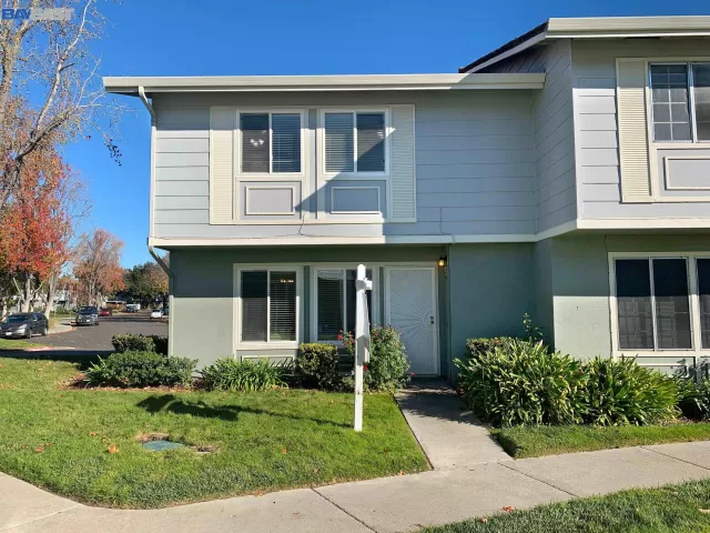 MLS: 41013152 Condo For Sale