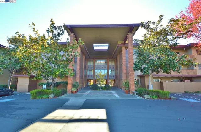 MLS: 41019116 Condo For Sale