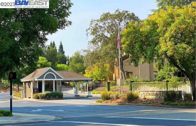 MLS: 41019320 Condo For Sale