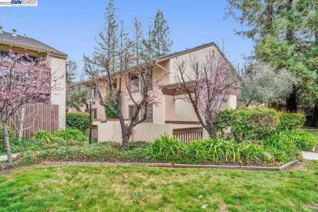 MLS: 41021297 Condo For Sale
