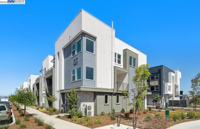 MLS: 41025048 Condo For Sale