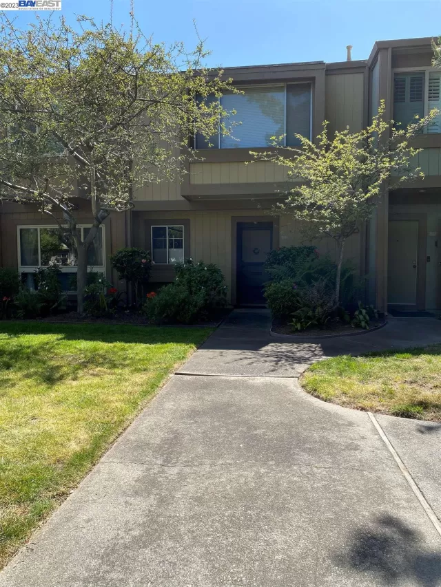 MLS: 41025101 Condo For Sale