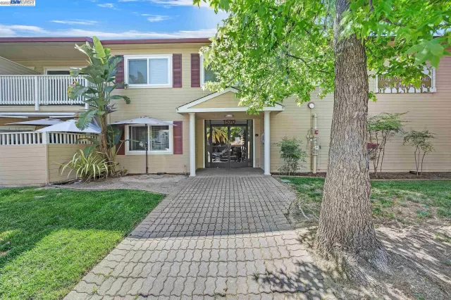 MLS: 41025818 Condo For Sale