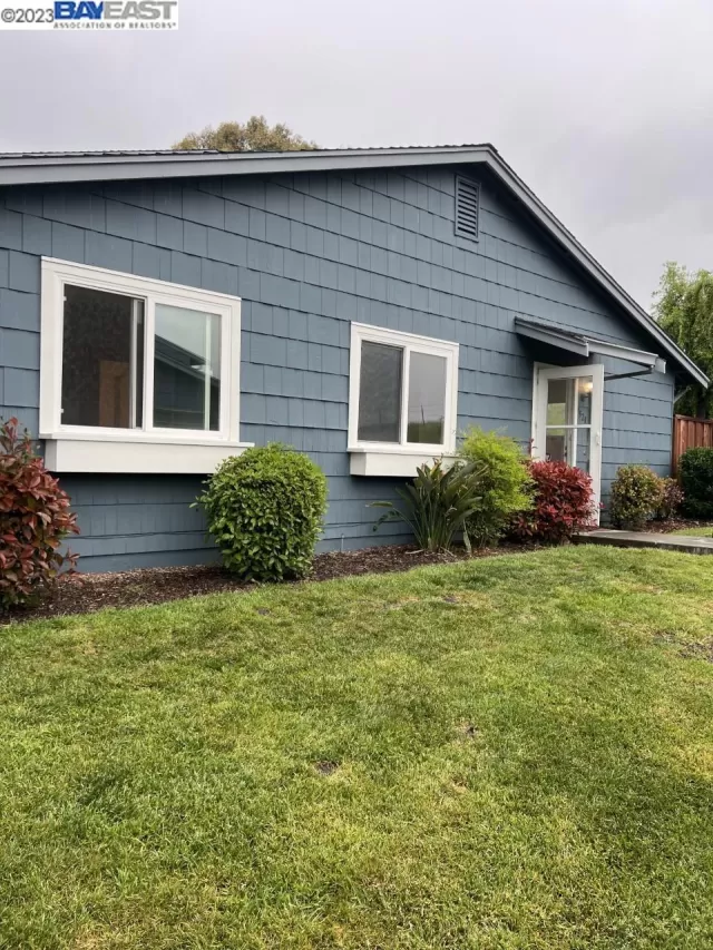 MLS: 41026253 Condo For Sale