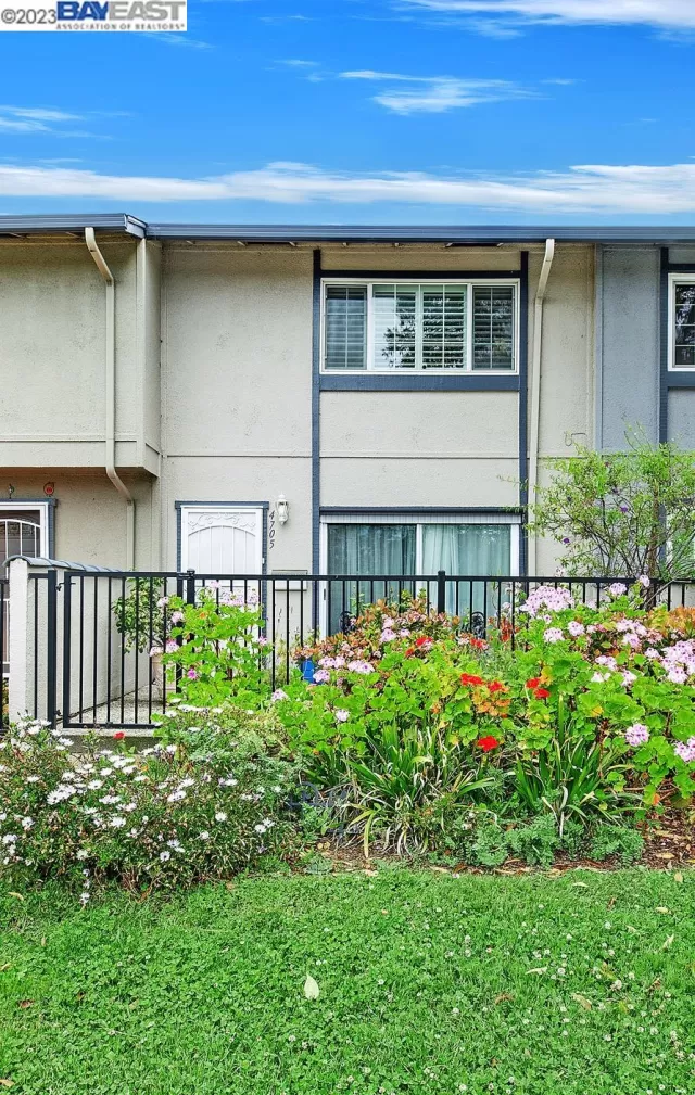 MLS: 41026318 Condo For Sale