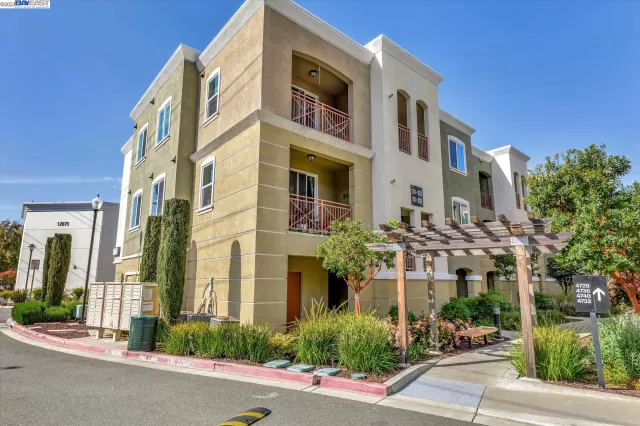 MLS: 41026323 Condo For Sale