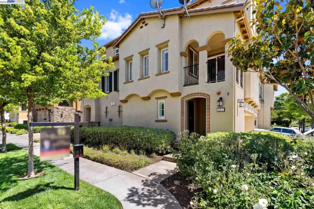 MLS: 41027604 Condo For Sale