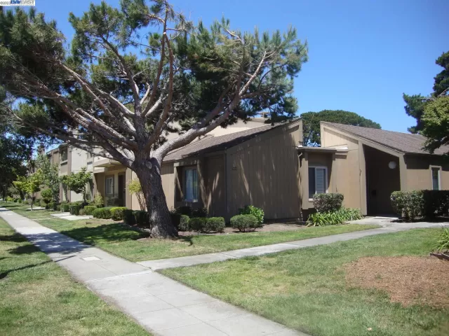 MLS: 41028074 Condo For Sale