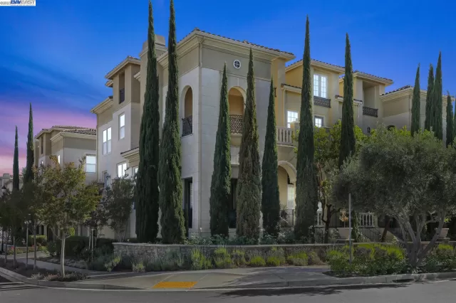 MLS: 41028526 Condo For Sale