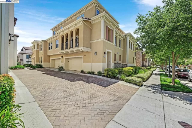 MLS: 41028878 Condo For Sale