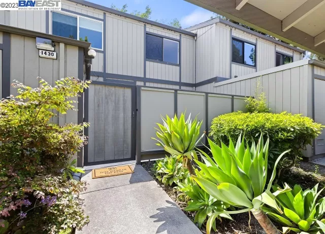 MLS: 41029433 Condo For Sale