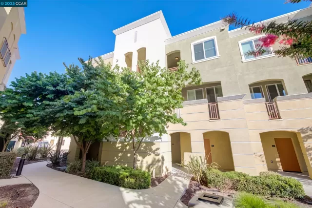 MLS: 41037423 Condo For Sale