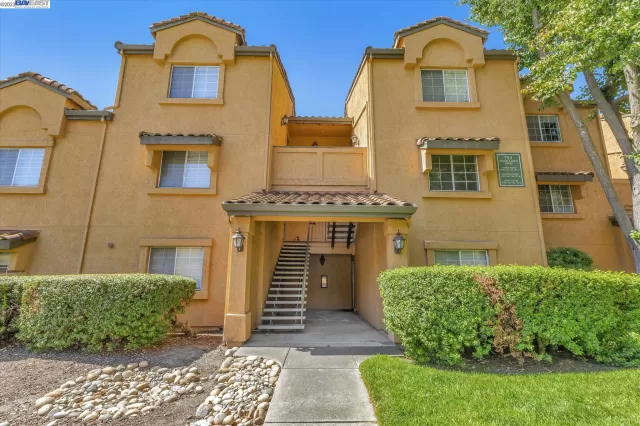 MLS: 41038119 Condo For Sale