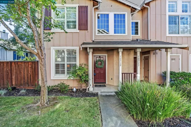 MLS: 41038299 Condo For Sale