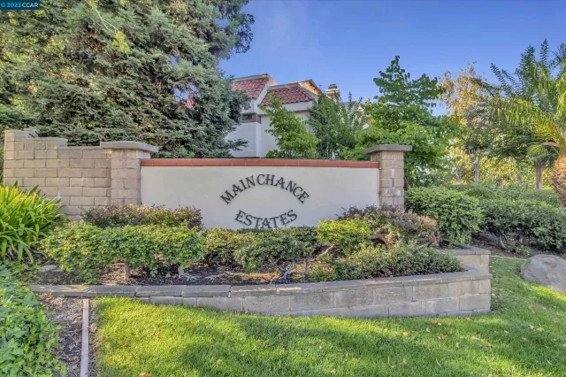 MLS: 41038328 Condo For Sale