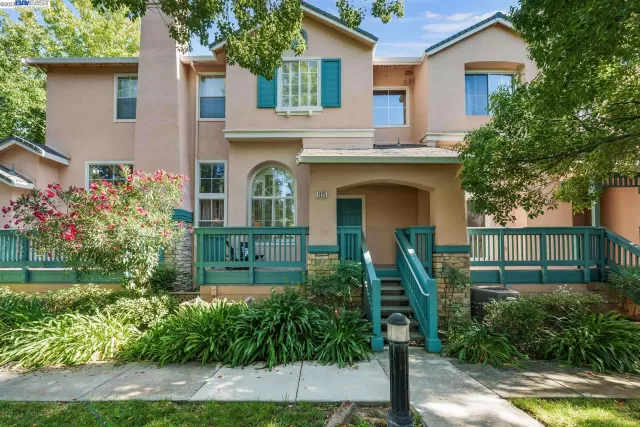 MLS: 41038503 Condo For Sale