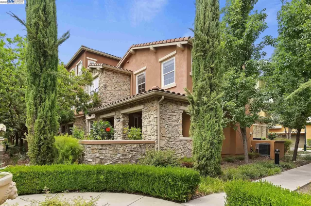 MLS: 41039198 Condo For Sale