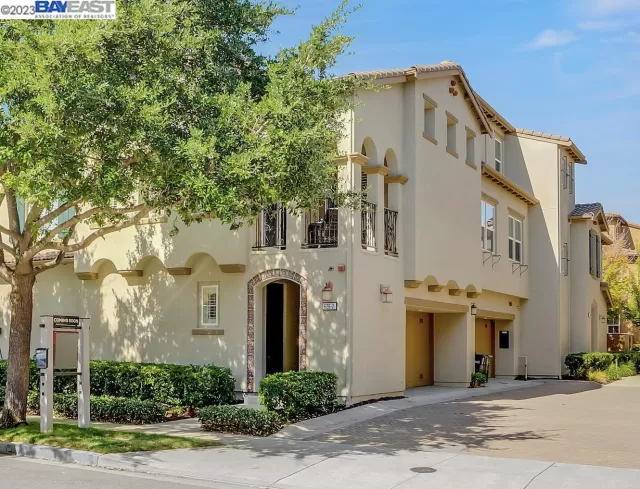 MLS: 41039299 Condo For Sale