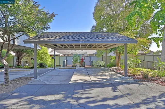 MLS: 41041333 Condo For Sale