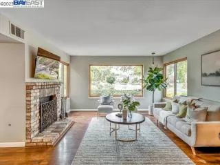 Photo #6: 41042003 Listing