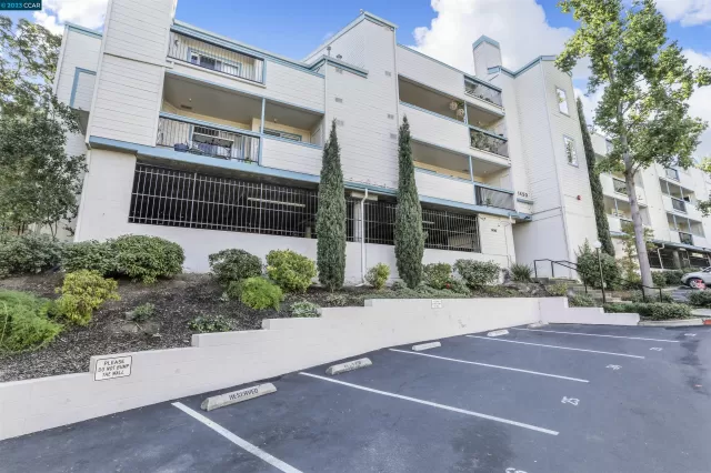 MLS: 41042478 Condo For Sale