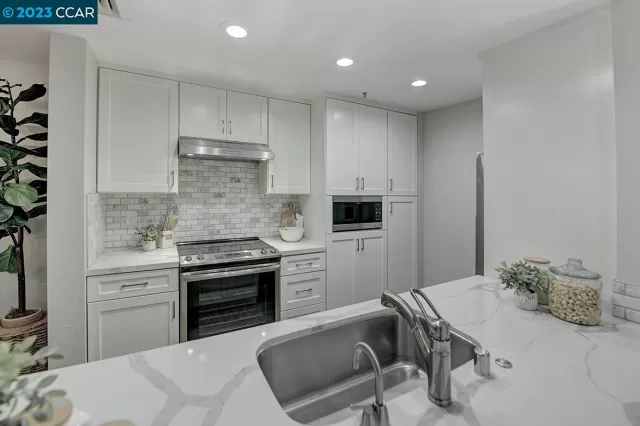 MLS: 41042943 Condo For Sale