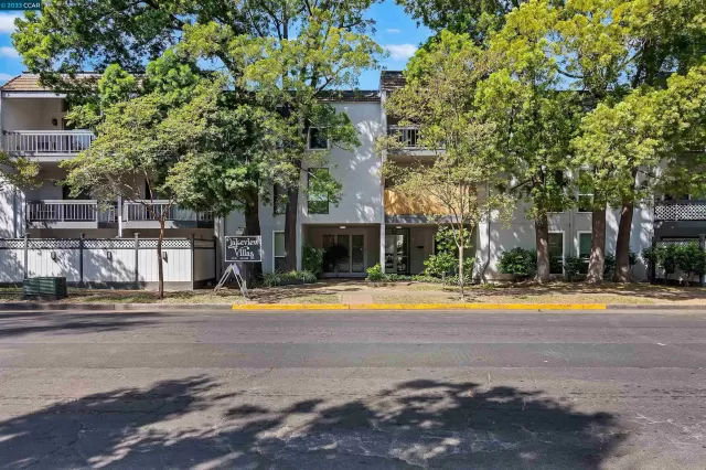 MLS: 41043684 Condo For Sale