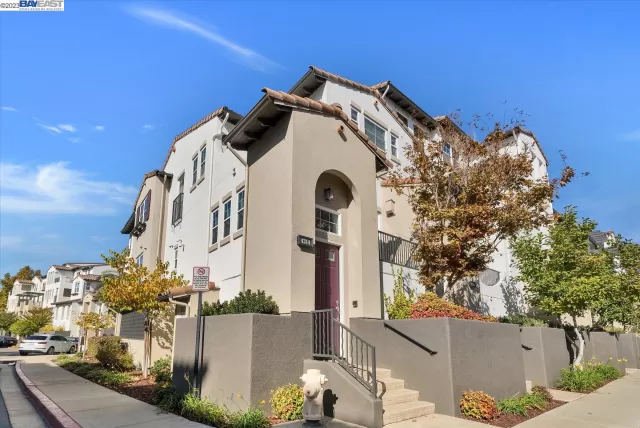 MLS: 41045628 Condo For Sale