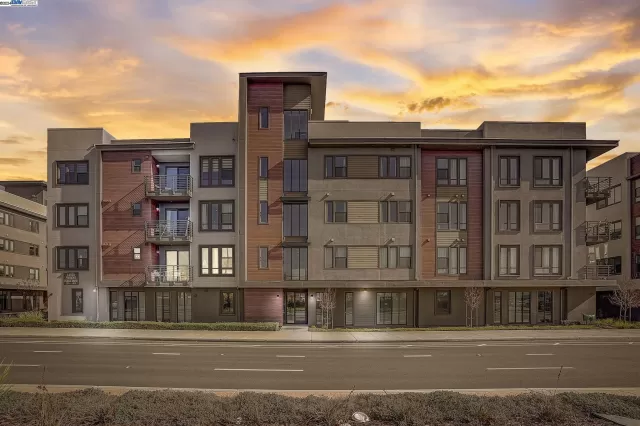 MLS: 41048124 Condo For Sale