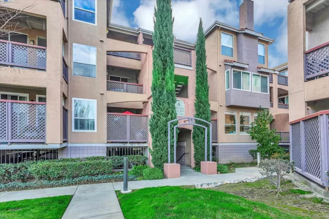 MLS: 41048335 Condo For Sale