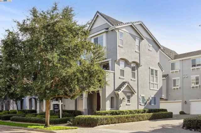 MLS: 41048938 Condo For Sale