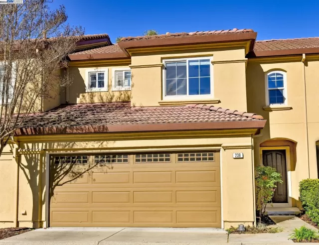 MLS: 41048952 Condo For Sale