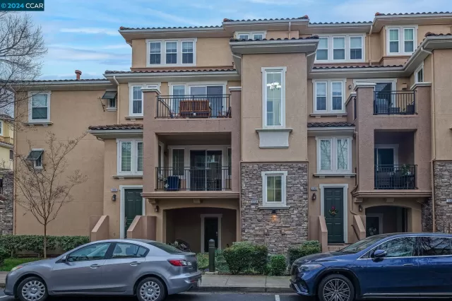 MLS: 41049012 Condo For Sale