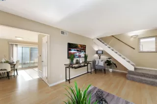 Photo #5: 41050004 Listing 