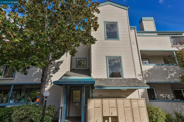 MLS: 41050325 Condo For Sale