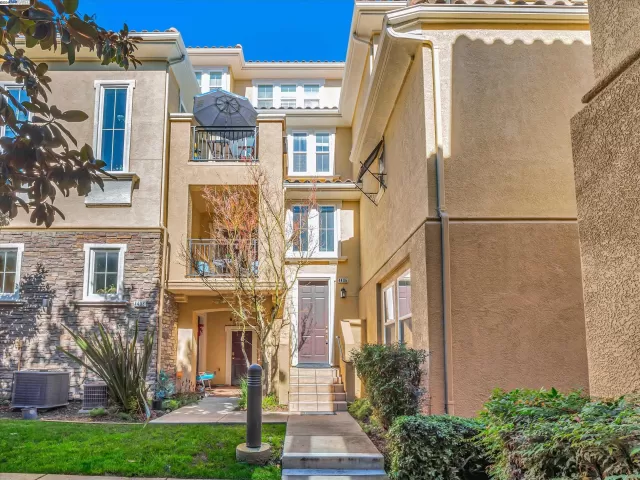 MLS: 41051634 Condo For Sale