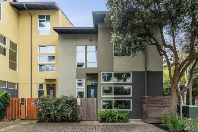 MLS: 41052031 Condo For Sale