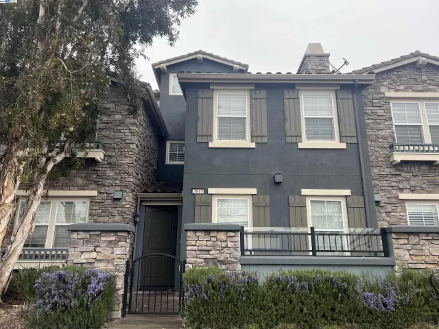 MLS: 41052786 Condo For Sale