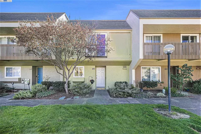 MLS: 41052977 Condo For Sale