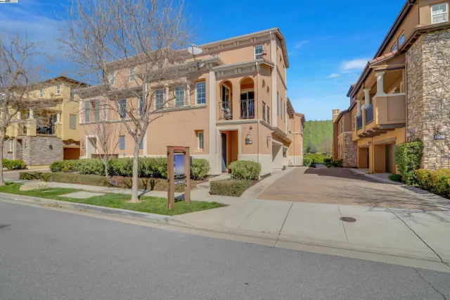 MLS: 41053440 Condo For Sale