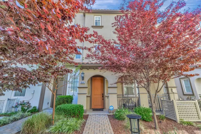 MLS: 41053853 Condo For Sale