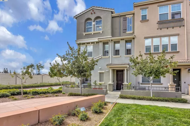 MLS: 41053952 Condo For Sale