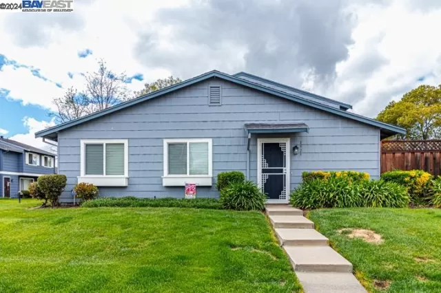 MLS: 41056343 Condo For Sale