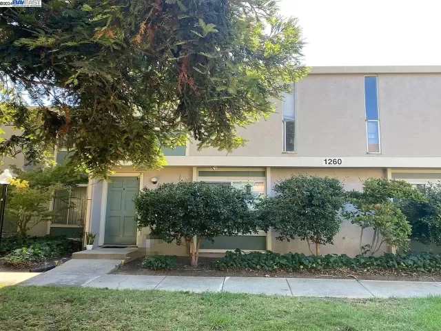 MLS: 41060102 Condo For Sale