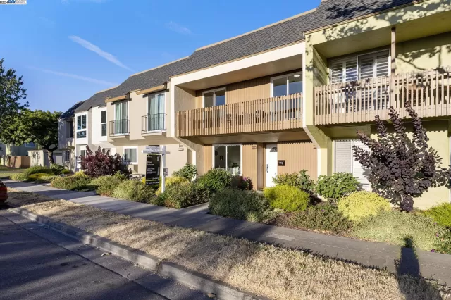 MLS: 41062234 Condo For Sale