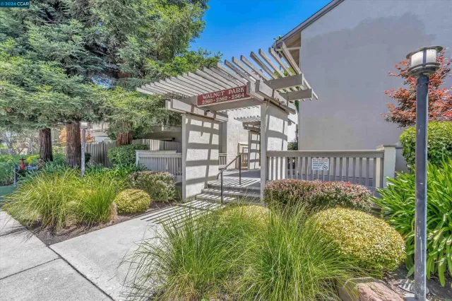 MLS: 41062400 Condo For Sale