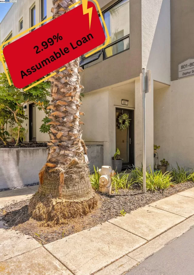 MLS: 41062594 Condo For Sale