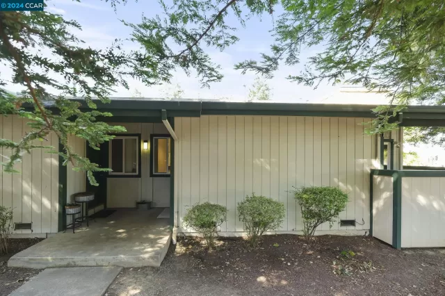 MLS: 41063363 Condo For Sale