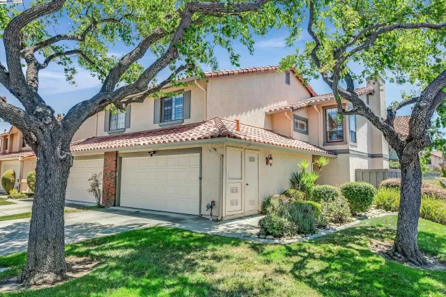 MLS: 41065003 Condo For Sale