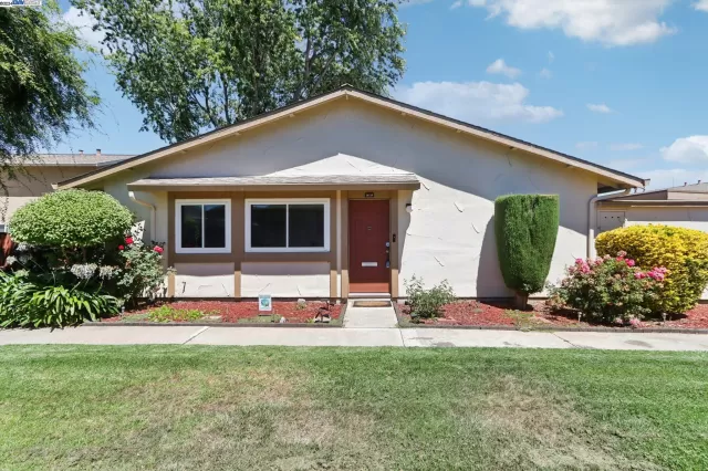 MLS: 41068628 Condo For Sale